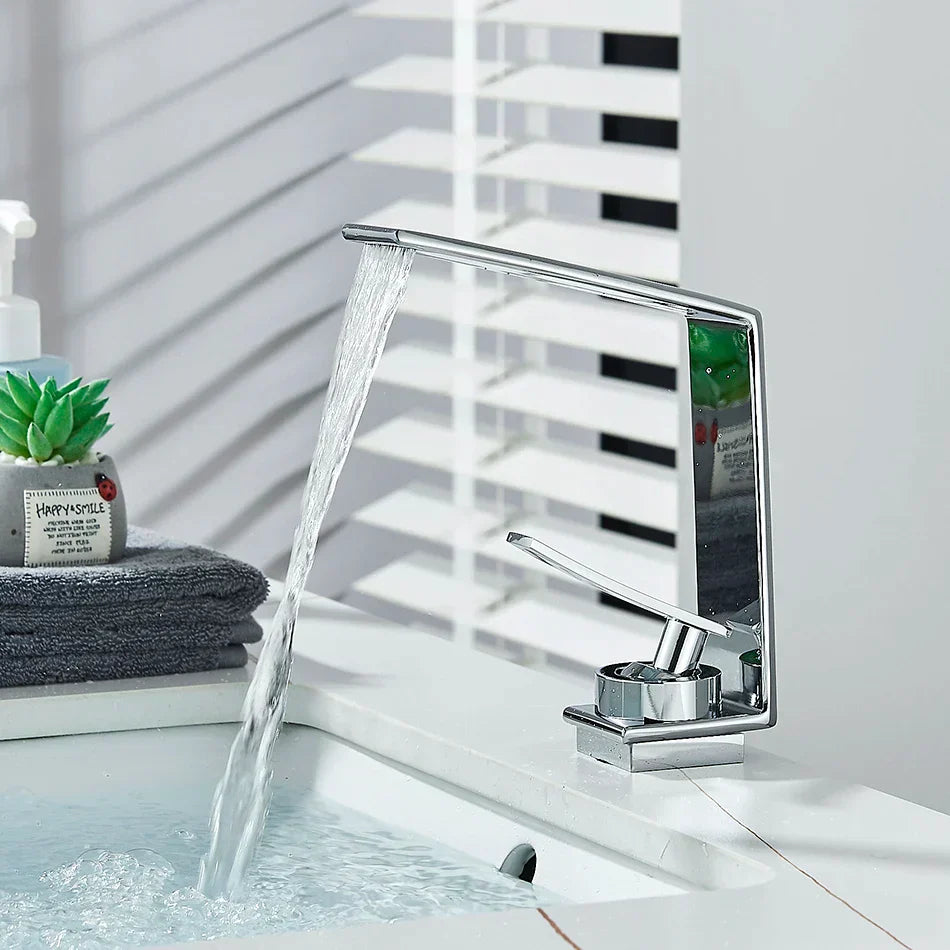 Robinet Lavabo Design Effect Cascade en Chrome